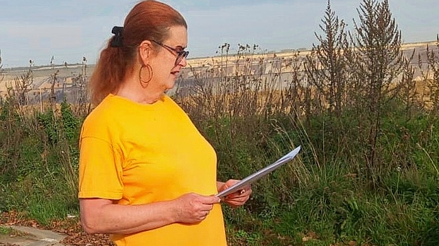Rita Nowak spricht vor der Tagebauabbruchkante in Lützerath
